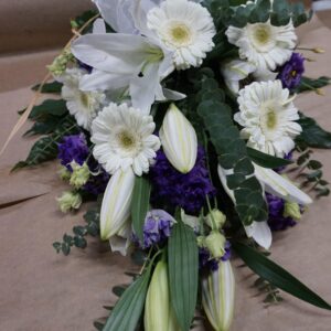 Hautakimppu gerbera-valkolilja-eustoma